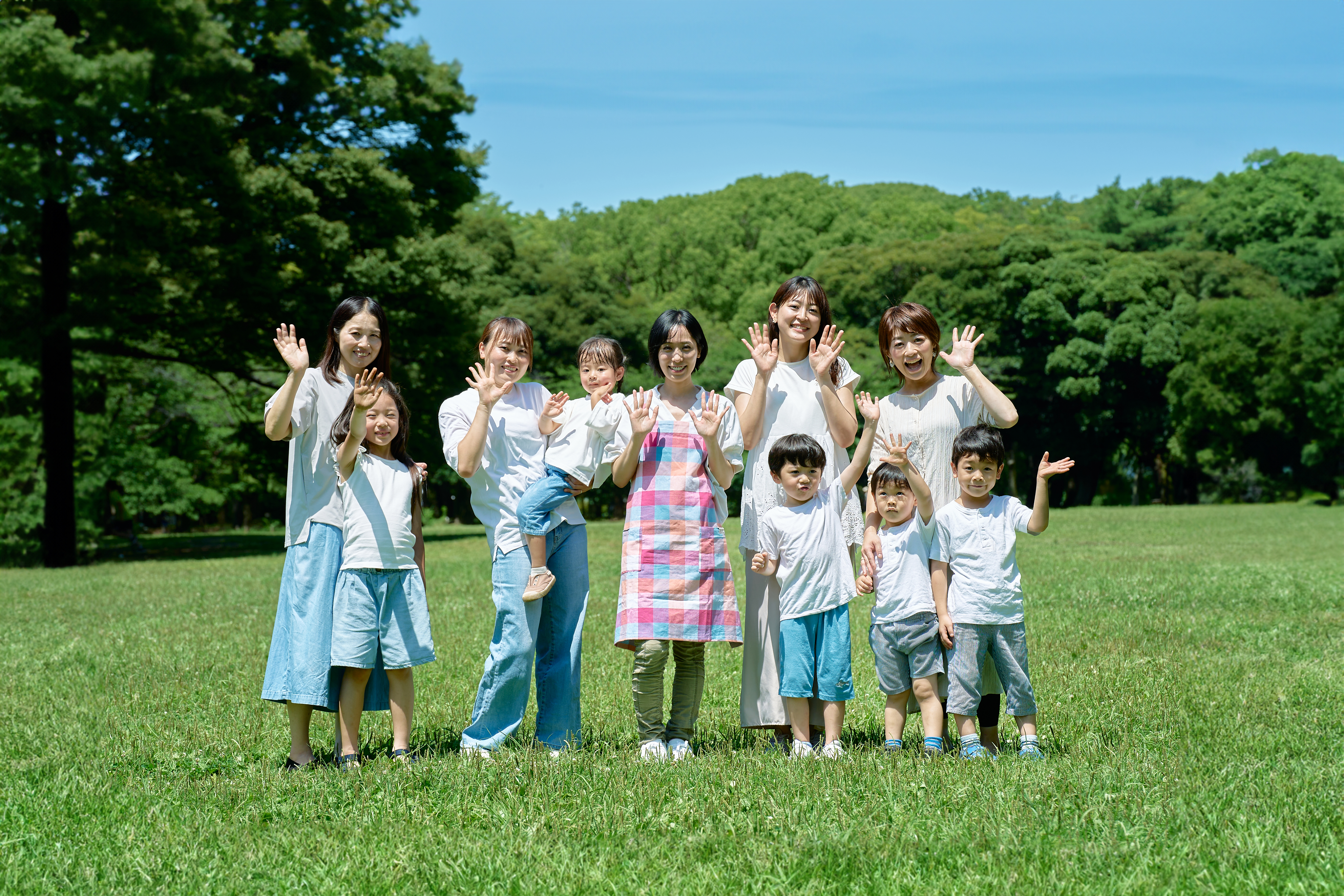 複数のスタッフと子供たち